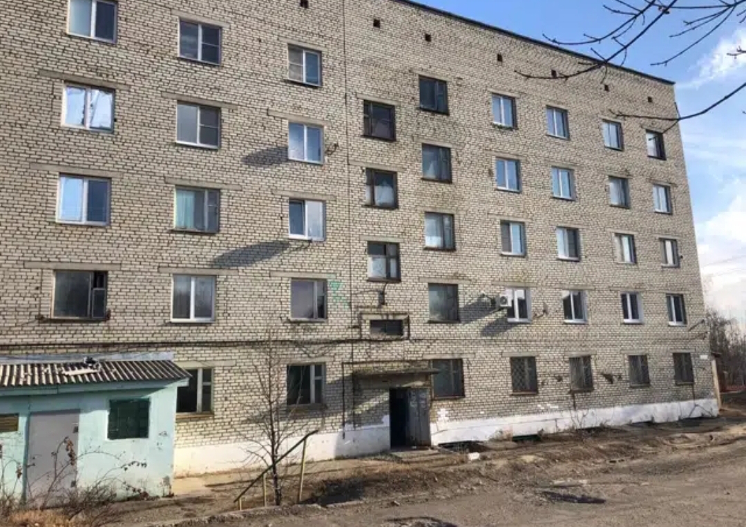 Саратовцы живут в сыром общежитии без крыши и боятся пожара